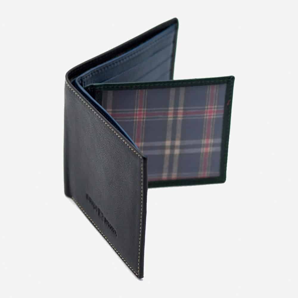 Cartera de cuero negra con forro de cuadros