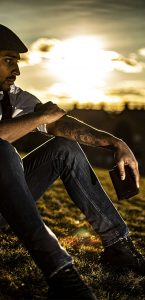 Hombre sostiene cartera de Piel Enrique Escorza en puesta de sol